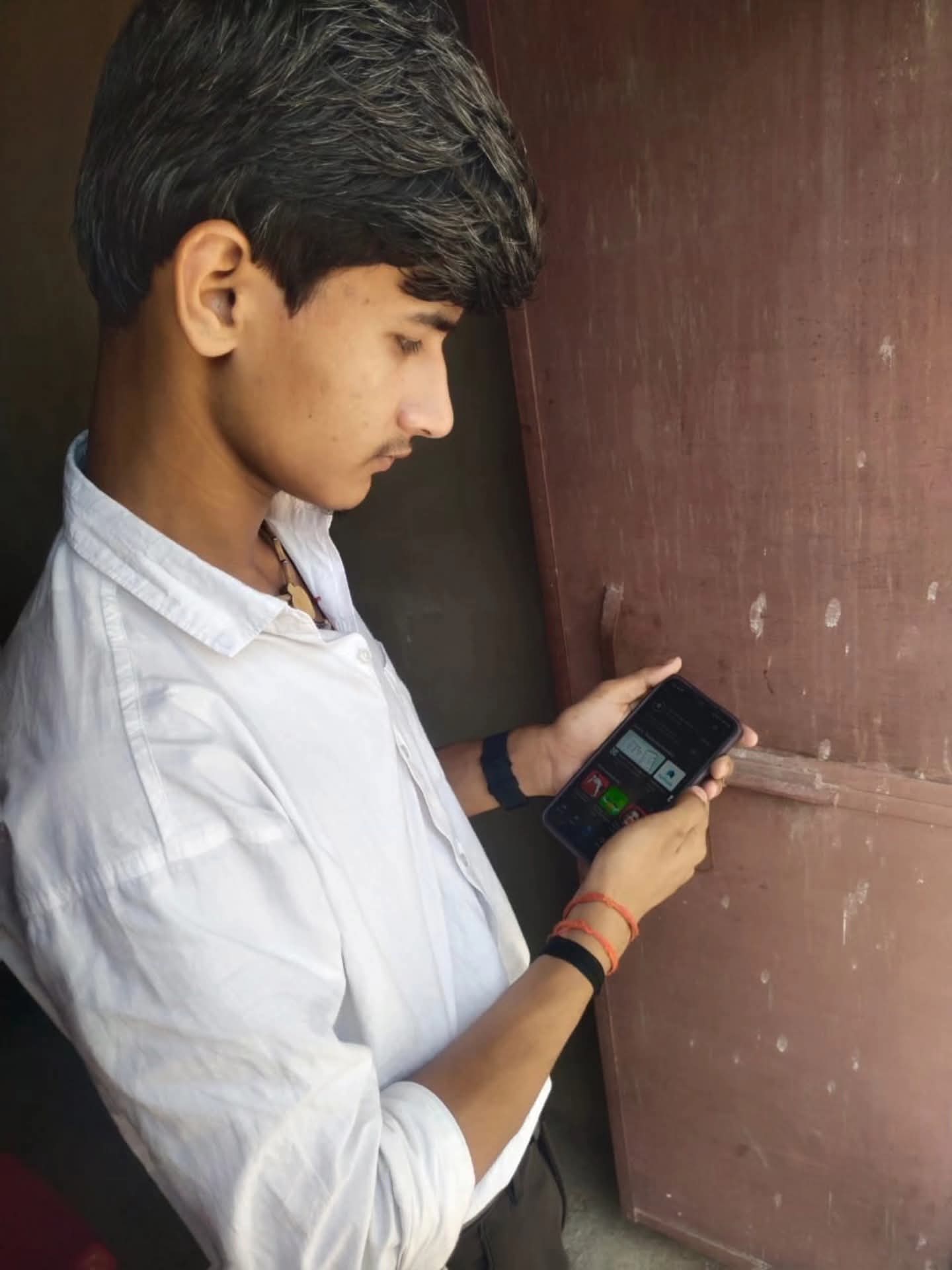 Resident using Swachh Nagar app